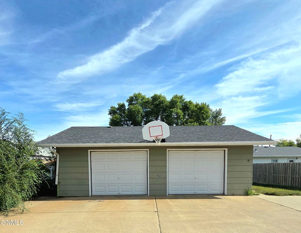 720 8th Avenue SE, Jamestown, ND 58401 photo 3