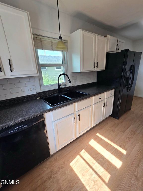 720 8th Avenue SE, Jamestown, ND 58401 photo 4