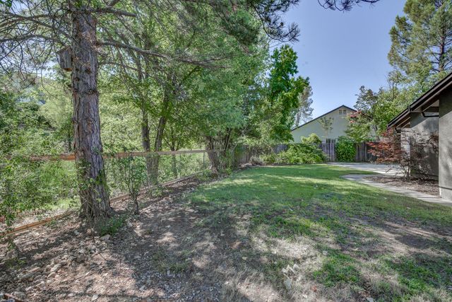 1633 Wee Burn Court, Redding, CA 96003