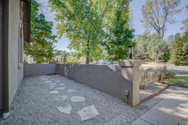 1633 Wee Burn Court, Redding, CA 96003
