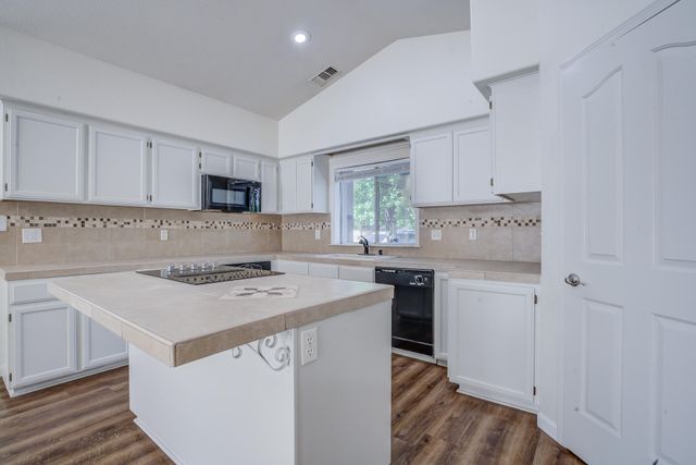 1633 Wee Burn Court, Redding, CA 96003