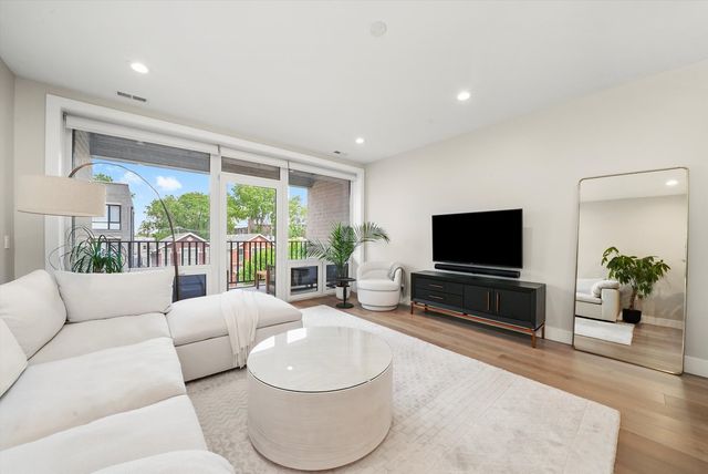2342 W Adams Street 304, Chicago, IL 60612