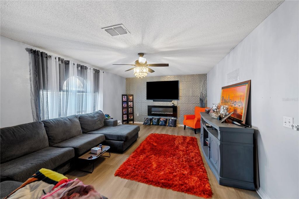 Image 4 of property listing at 12965 TRIBUTE DRIVE, Riverview, FL 33578