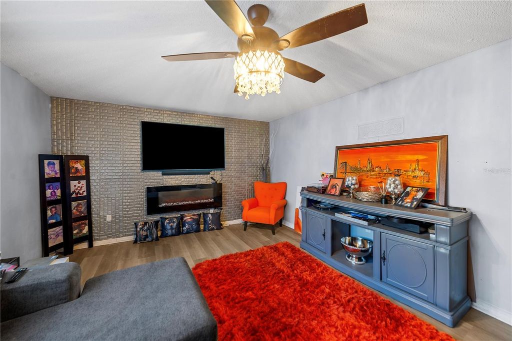 Image 7 of property listing at 12965 TRIBUTE DRIVE, Riverview, FL 33578