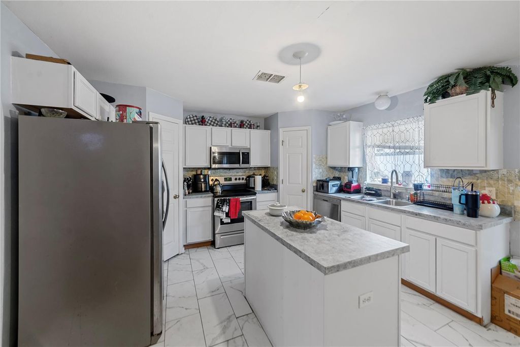 Image 9 of property listing at 12965 TRIBUTE DRIVE, Riverview, FL 33578