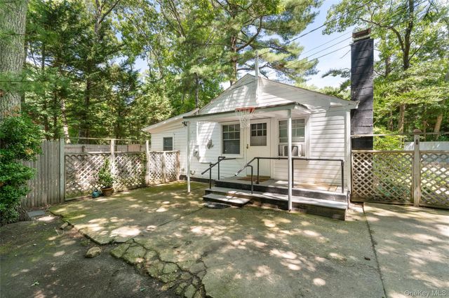 141 W Neck Road, Southampton, NY 11968