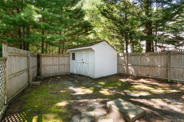 141 W Neck Road, Southampton, NY 11968