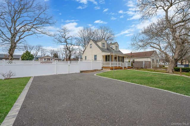 72 Crown Street, Deer Park, NY 11729