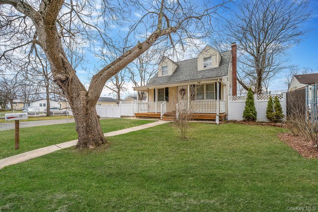 72 Crown Street, Deer Park, NY 11729