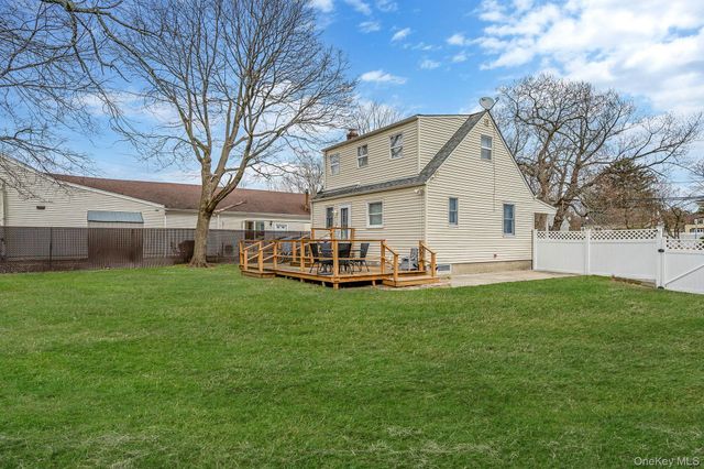 72 Crown Street, Deer Park, NY 11729