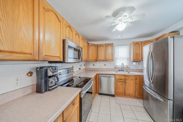 72 Crown Street, Deer Park, NY 11729