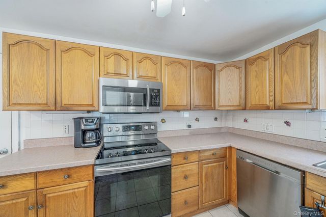 72 Crown Street, Deer Park, NY 11729