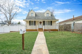 72 Crown Street, Deer Park, NY 11729