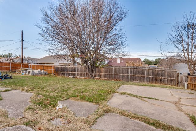 2206 Greenbriar Court, Grand Prairie, TX 75050