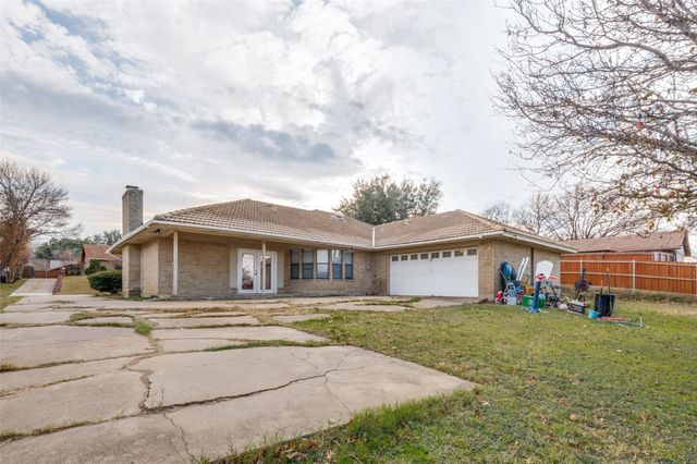 2206 Greenbriar Court, Grand Prairie, TX 75050