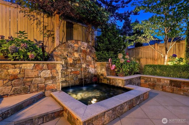 17518 NE 119th Way, Redmond, WA 98052