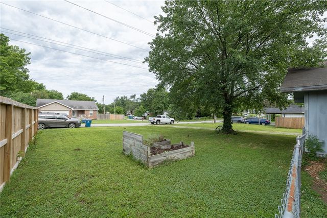 404 NE 4Th Avenue, Gravette, AR 72736