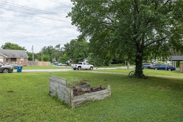 404 NE 4Th Avenue, Gravette, AR 72736