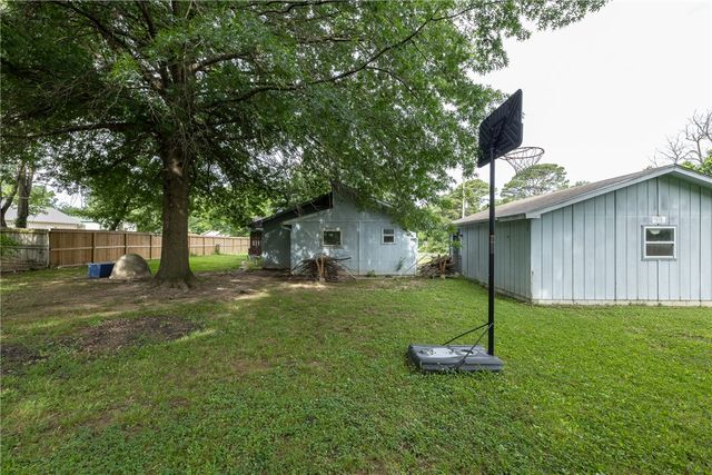 404 NE 4Th Avenue, Gravette, AR 72736