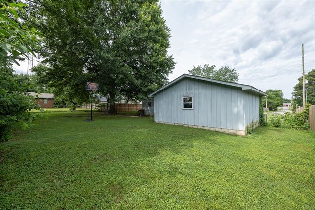 404 NE 4Th Avenue, Gravette, AR 72736