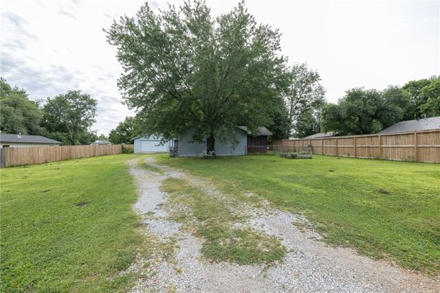 404 NE 4Th Avenue, Gravette, AR 72736