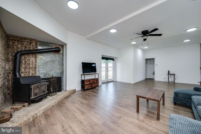 374 FISHER DAM RD, Hamburg, PA 19526