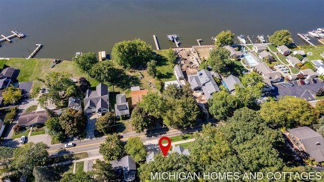 702 Lake Street, Saugatuck, MI 49453