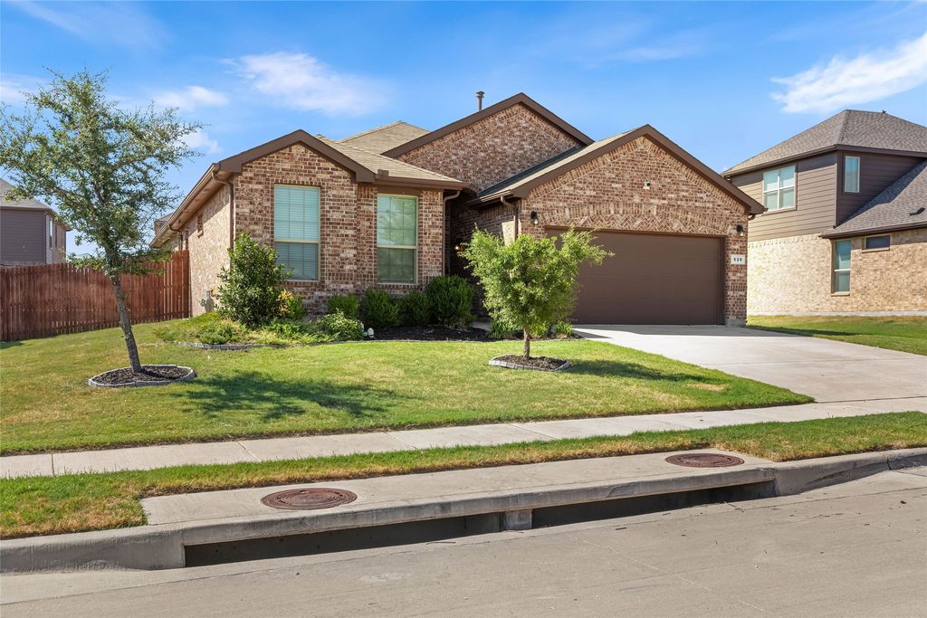 629 Dunster Lane, Saginaw, TX 76131 — photo 2