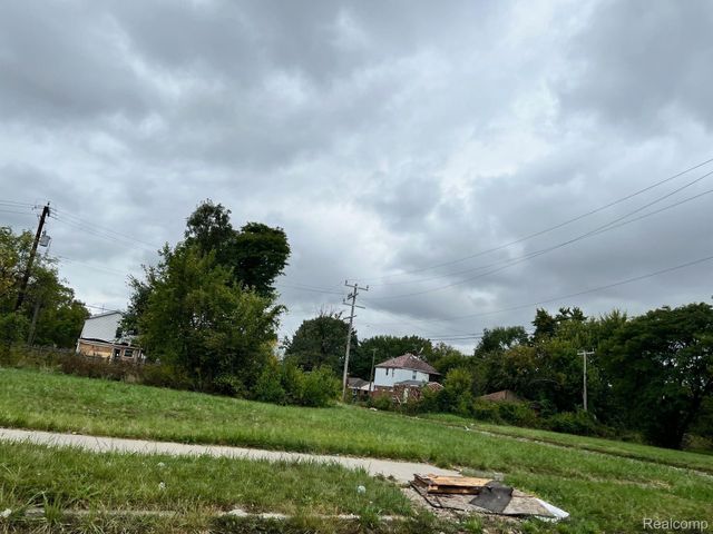 13832 PINEWOOD Street, Detroit, MI 48205