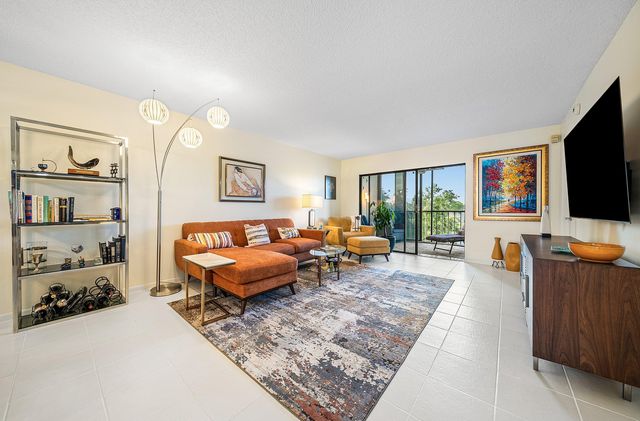 6065 Pointe Regal Circle, Delray Beach, FL 33484