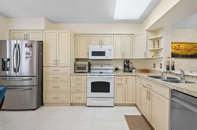 6065 Pointe Regal Circle, Delray Beach, FL 33484