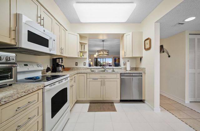 6065 Pointe Regal Circle, Delray Beach, FL 33484
