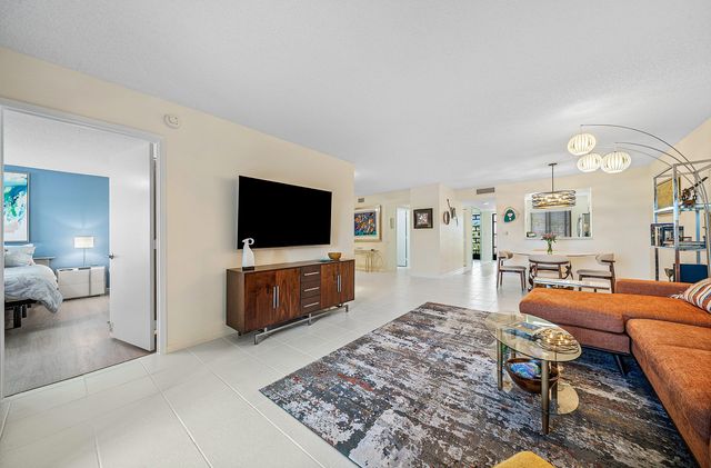 6065 Pointe Regal Circle, Delray Beach, FL 33484