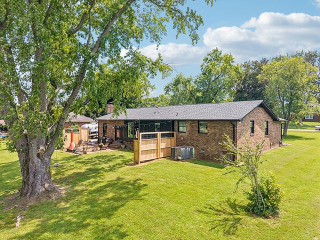 146 Fairways Dr, Hendersonville, TN 37075