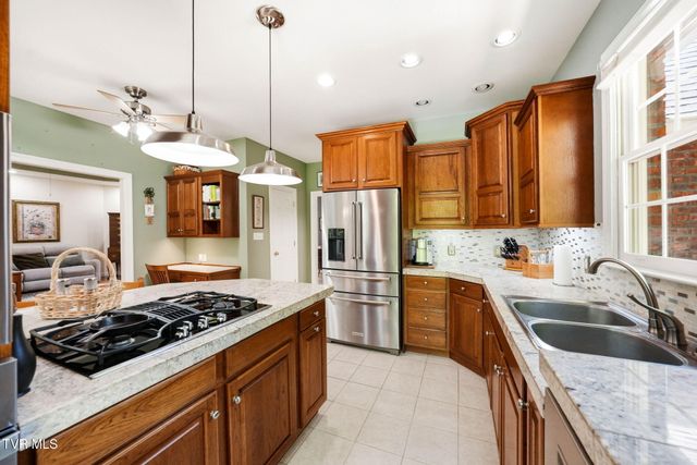 415 Ridge Point Court, Piney Flats, TN 37686