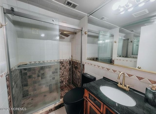 6 Hillcrest Road, Manalapan, NJ 07726