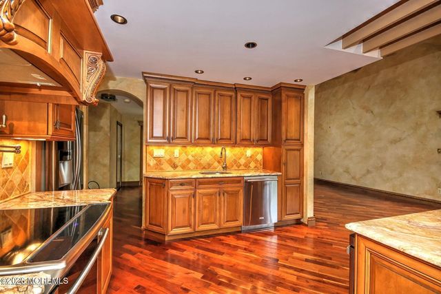 6 Hillcrest Road, Manalapan, NJ 07726