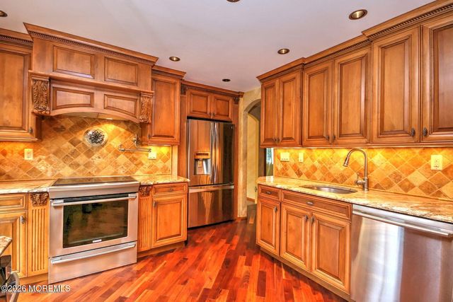 6 Hillcrest Road, Manalapan, NJ 07726