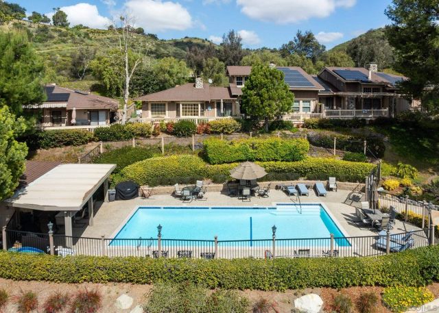 8647 Circle R Valley, Escondido, CA 92026