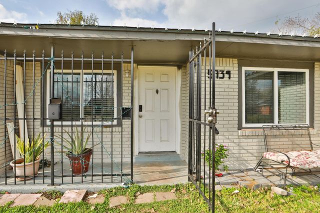 5739 Waterford Drive, Houston, TX 77033