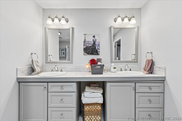 91 Crest Drive, Locust Grove, OK 74352