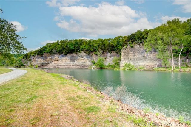 91 Crest Drive, Locust Grove, OK 74352