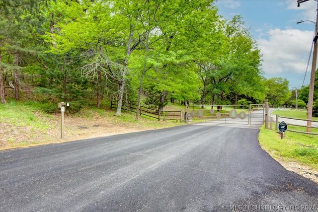 91 Crest Drive, Locust Grove, OK 74352
