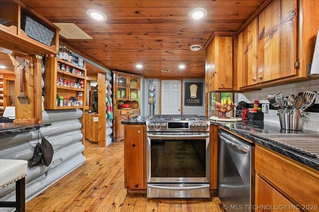 91 Crest Drive, Locust Grove, OK 74352