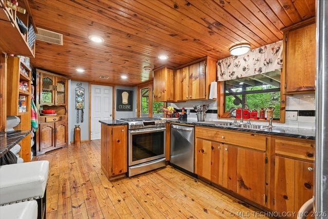 91 Crest Drive, Locust Grove, OK 74352