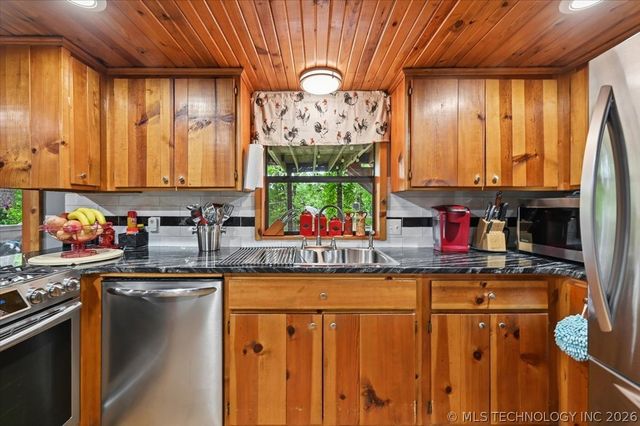 91 Crest Drive, Locust Grove, OK 74352