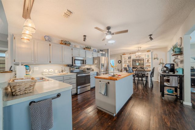 521 Clearwater, Holly Lake Ranch, TX 75765