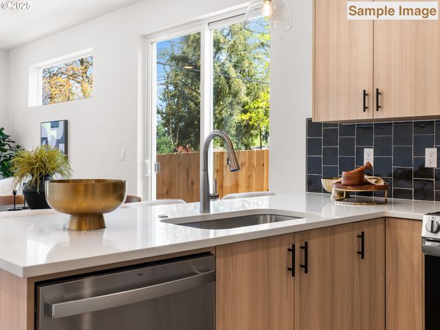 6026 Ne Mason St 3, Portland, OR 97218