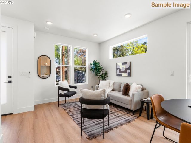 6026 Ne Mason St 3, Portland, OR 97218