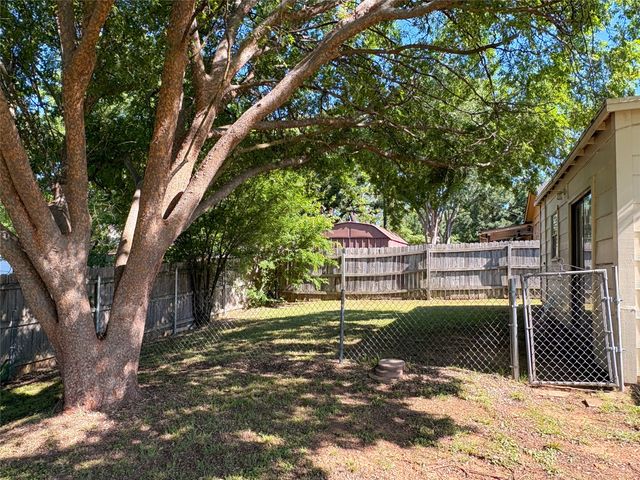 1829 S Center Street, Denison, TX 75021